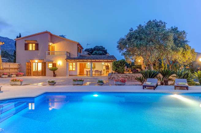 Comfortable family villa to rent in la Font area just outside Pollensa. Spain