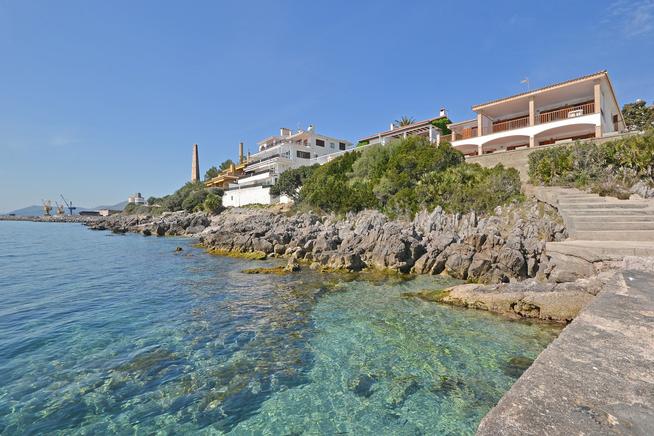 Waterfront villa with access to the beach In Puerto Alcudia, Mallorca